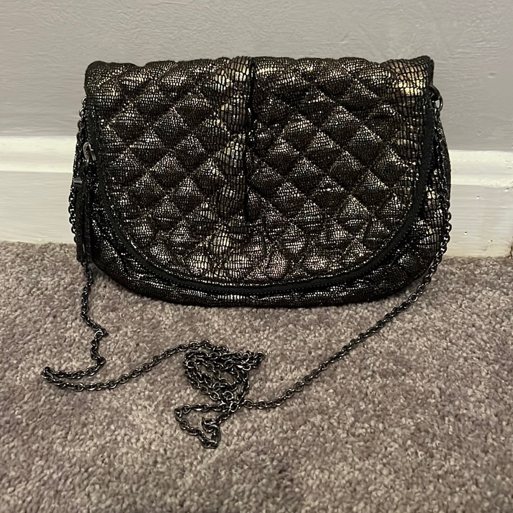 Like new sparkly cross body with single chain strap